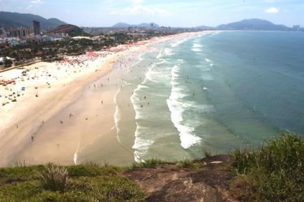 Praia da Enseada (é o principal point da cidade durante a alta temporada) - Foto: Miguel Schincariol