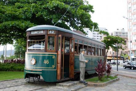 Bonde turístico (Primeira cidade a ter um serviço de bondes em 1871, Santos ainda mantém a tradição) - Foto: Rubens Chiri