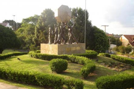 Monumento na Praça das Flores - Foto: Samuel Selba Chdries (Licença-cc-by-sa-3.0)