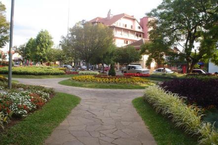 Praça das Flores - Foto: Samuel Selba Chdries (Licença-cc-by-sa-3.0)