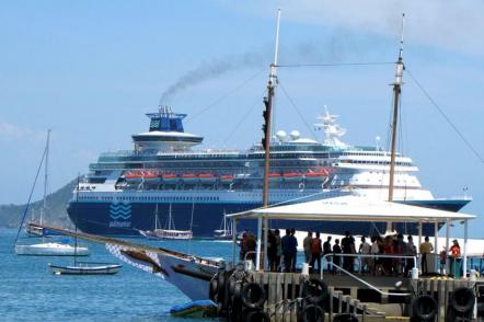 Porto na Praia da Armação (próximo aos navios ancorados) - Foto: Isadoraacrd (Licença-cc-by-sa-30)