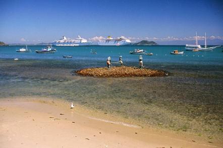 Ao fundo navios de cruzeiros (São Constantes no verão) - Foto: Arquivo-Turisrio