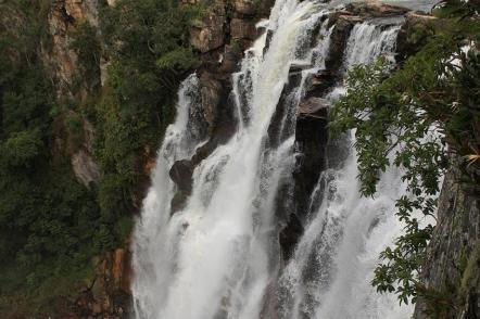 Salto em Cachoeira de Corumbá - Foto: Silvio Quirino - Goiás Turismo