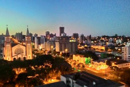 Vista panoramica da cidade à noite - Foto: Rafinhac-(Licença-cc-by-sa-4.0)