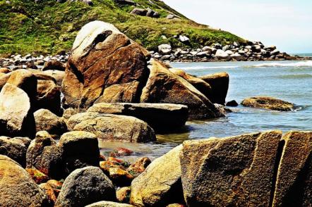 Pedras coloridas Praia de imbituba - Foto: Nubia de Rodrigues Araujo (Licença-cc-by-sa-3.0)