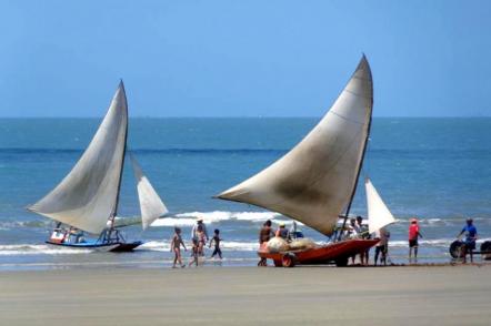 Pescadores de Tibau com suas jangadas - Foto: Luiz Nazareno de Souza (Licen�a-cc-by-sa-3.0)