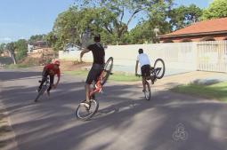 Wheleling Bike (São manobras com a penas uma roda da bike (Santana-Ap) Foto: Reprodução TV Amapá