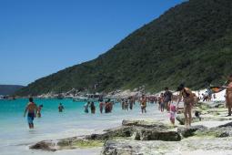 Praia do Farol -Arraial do Cabo Foto: Ezarete  (Licença CC-BY-SA 3.0)