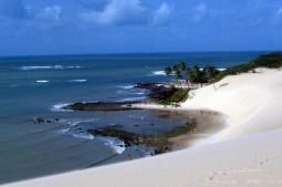 Praia de Genipabu (Dunas ao fundo) - Foto: Gerardo Valente (Licença-cc-by-sa-3.0)