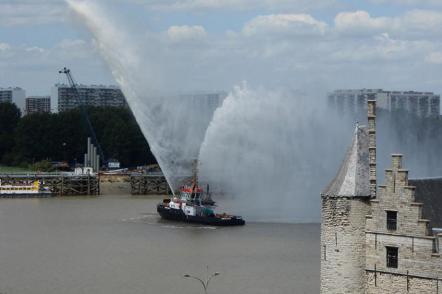 Pulverização de água para comemorar tour de france - Foto: Berthgmn (Licença-cc-by-sa-4.0)