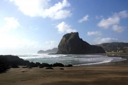 Olhando através da Praia de Piha sul a Lion Rock - Foto: Avenue (Licença-cc-by-sa-3.0)