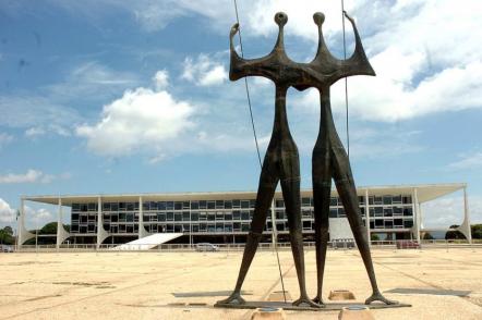  Escultura aos Candangos na Praça dos Três Poderes - Foto: José Cruz-Agencia Brasil(Licença-cc-by-sa-3.0)