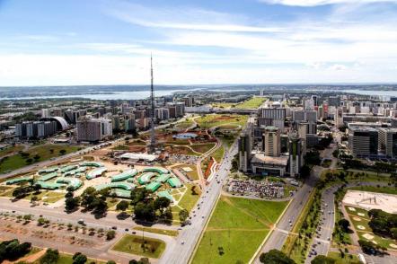 Vista aérea do eixo monumental de Brasilia - Foto: Portal da Copa (Licença-cc-by-sa-3.0)