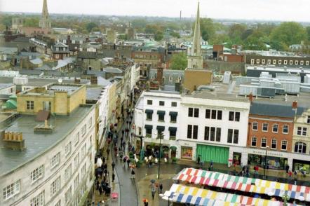 Vista do mercado universidade em Cambridge - Foto: Ken Eckert (Licença-cc-by-sa-4.0)