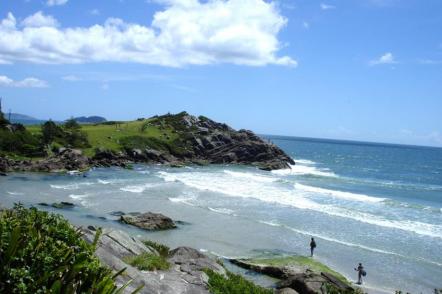 Praia de Matadeiro e Ilha da Armação - Foto: Herbert Vieira (Licença-cc-by-sa-3.0)