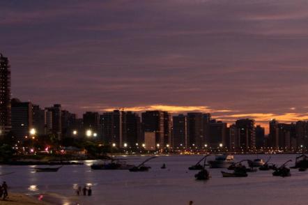 Vista panorâmica da cidade à noite - Foto: Roberto Faccenda (Licença-cc-by-2.0)