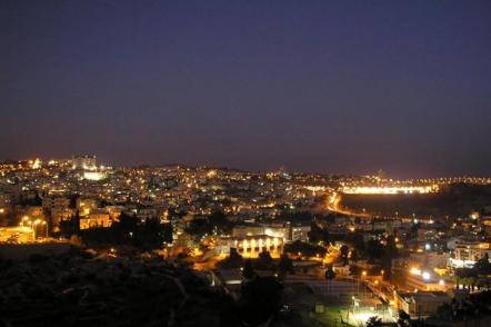 Vista panorâmica da cidade à noite - Foto: Master John1881 (Licença-cc-by-sa-3-0)