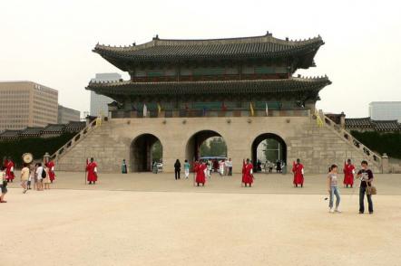 Guardas reais frente ao Palacio Gyeongbokgung - Foto: Nagyman (Licença-cc-by-sa-2-0)