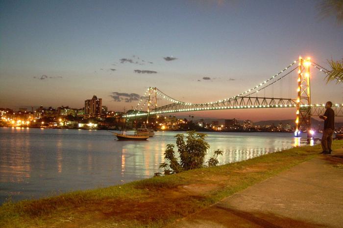 Florianópolis-SC - Ponte Hercilio Luz à noite (Foto: Herrstahl Hoefer)