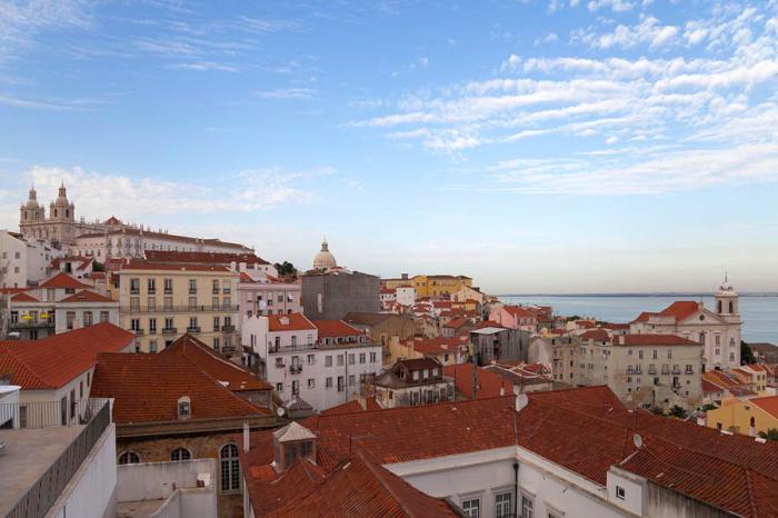 Vista do Bairro Histórico de Alfama - Foto: Diego Delso